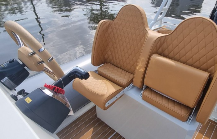 Rebel Riot 580_Helm_Seats