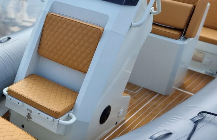 Rebel Riot 580_UpholsteryDetail