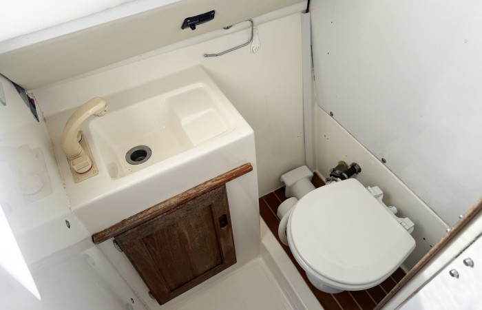 Bayliner Cierra 2556. Emivere. Toilet Compartment pic 1