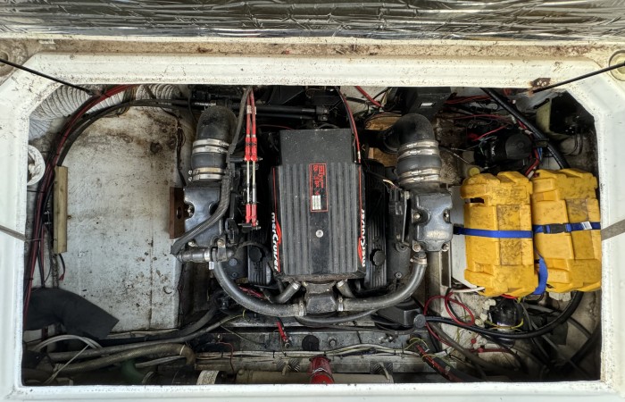 Bayliner Cierra 2556. Emivere. Engine Bay pic 1
