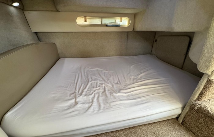 Bayliner 3055 Ciera. Playbuoy Under Cockpit Berth pic 2