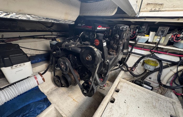 Bayliner 3055 Ciera. Playbuoy Engine Bay pic 2