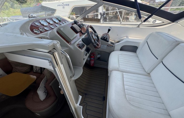 Bayliner 3055 Ciera. Playbuoy Cockpit pic 3