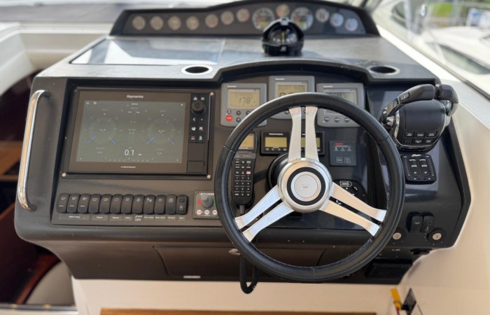 Princess V45 Esperanca. Helm pic 4