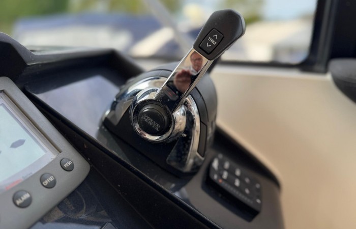 Princess V45 Esperanca. Helm pic 5