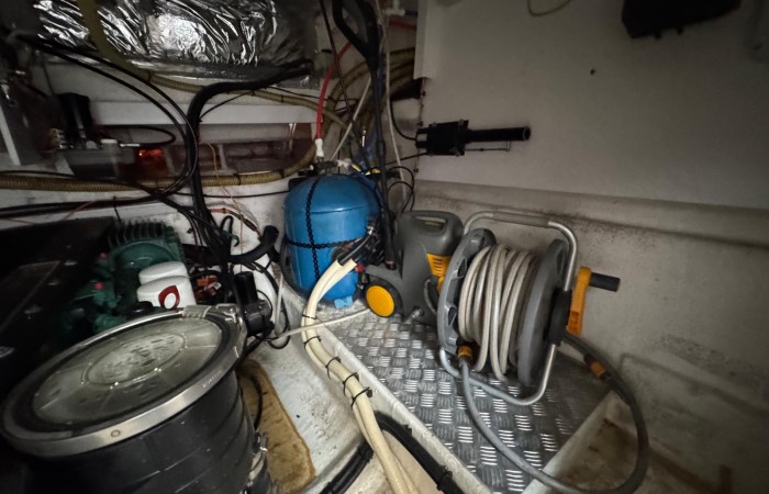 Princess V45 Esperanca. Engine Bay pic 3