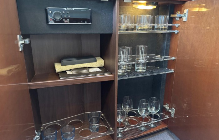 Princess V45 Esperanca. Saloon pic 7