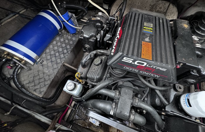 Regal Commodore 242. Lagoona 2 Engine Bay pic 3