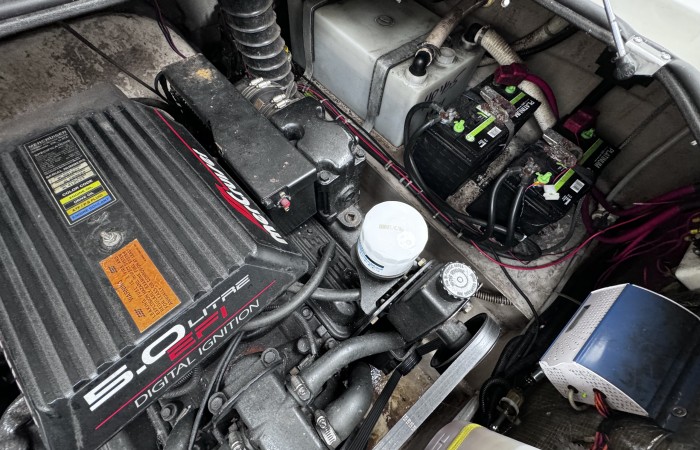 Regal Commodore 242. Lagoona 2 Engine Bay pic 4