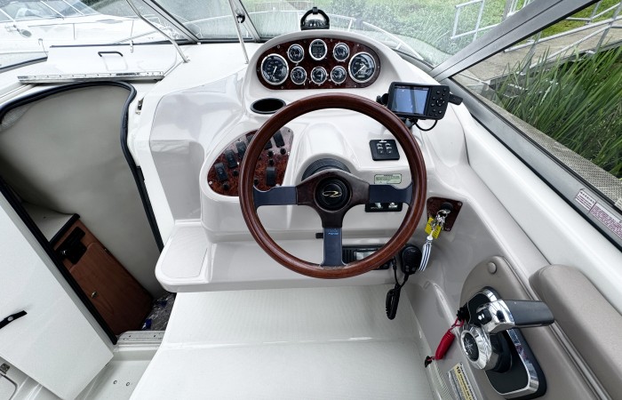 Regal Commodore 242. Lagoona 2 Helm pic 3