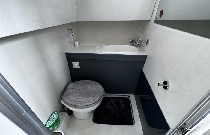 Sunseeker 36 Repello. Silver Sovereign. Aft Cabin Toilet Compartment 