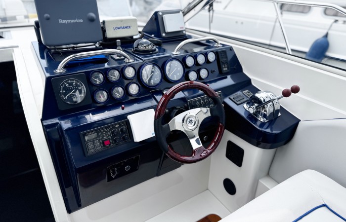 Sunseeker 36 Repello. Silver Sovereign. Helm pic 1