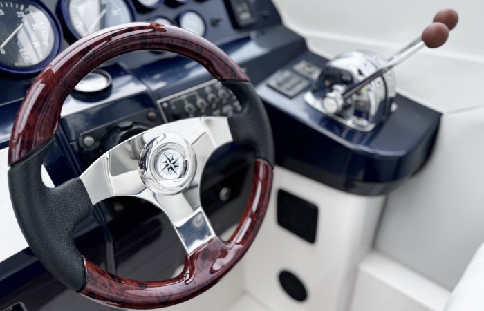 Sunseeker 36 Repello. Silver Sovereign. Helm pic 3