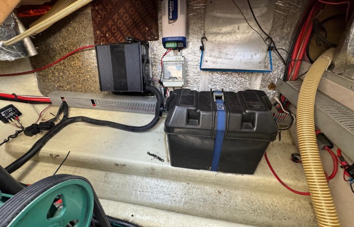 Windy 25 Mirage Engine Bay pic 2