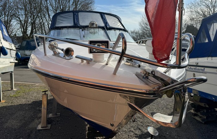 Windy 25 Mirage out of the water pic 2